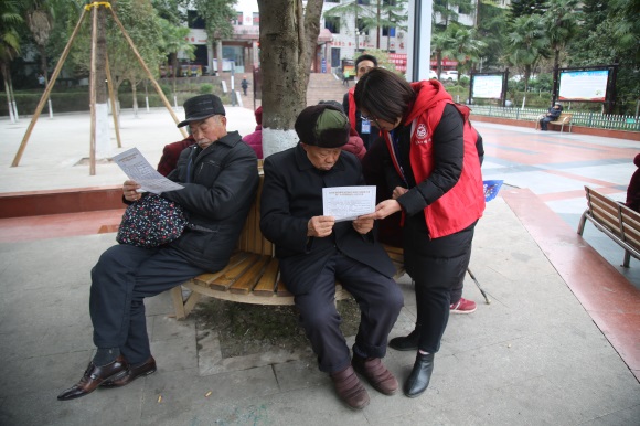 垫江县桂溪街道社区干部为居民讲解防诈知识。通讯员 陈富燕 陶孝权 供图