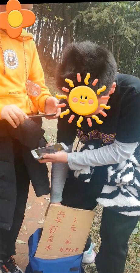 网友拍摄的男孩卖水的视频截图