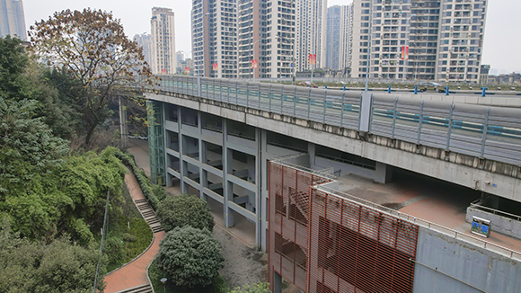 嘉南线停车楼在桥下一共有4层公共停车楼。重庆市九龙坡区规划和自然资源局供图 华龙网-新重庆客户端 发