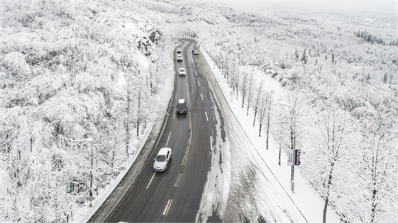 仙女山景区道路除雪保障道路畅通。武隆喀斯特公司供图 华龙网发
