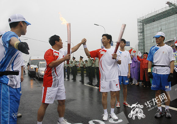 08:2008年6月15日,重庆万州,两位火炬手交接时不止于击掌,他们十指