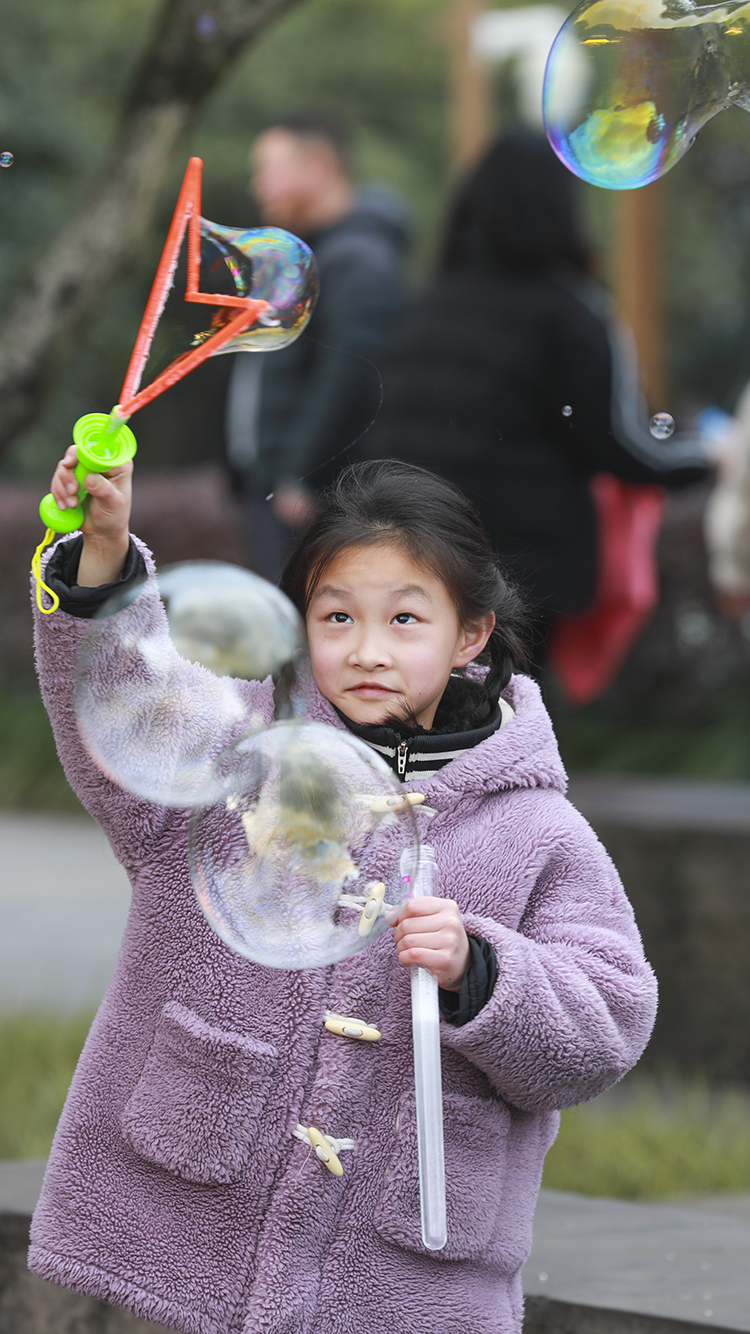 6 小孩子在公园游玩。华龙网-新重庆客户端 首席记者 李文科 摄