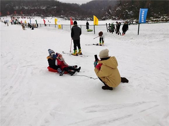 市民体验冰雪运动。通讯员 黄翱  摄