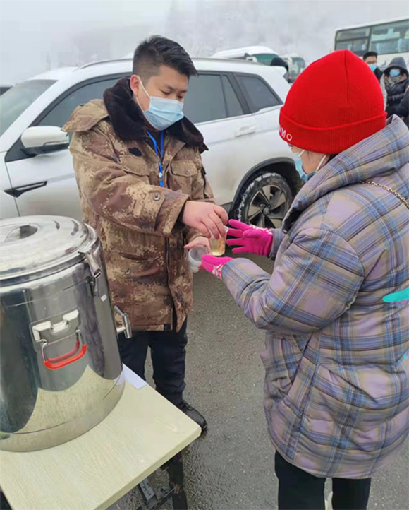 景区工作人员为游客送上暖心姜汤。武隆喀斯特公司供图 华龙网发
