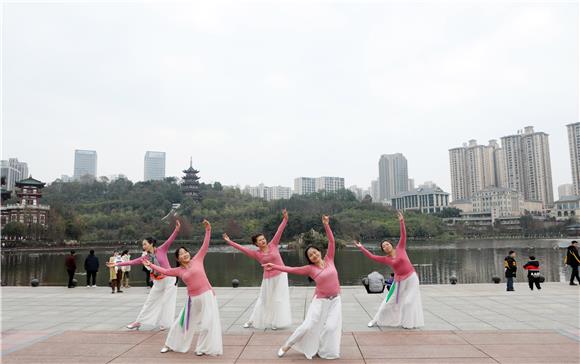 市民在兴龙湖公园尽享假期时光。通讯员 陈仕川 摄