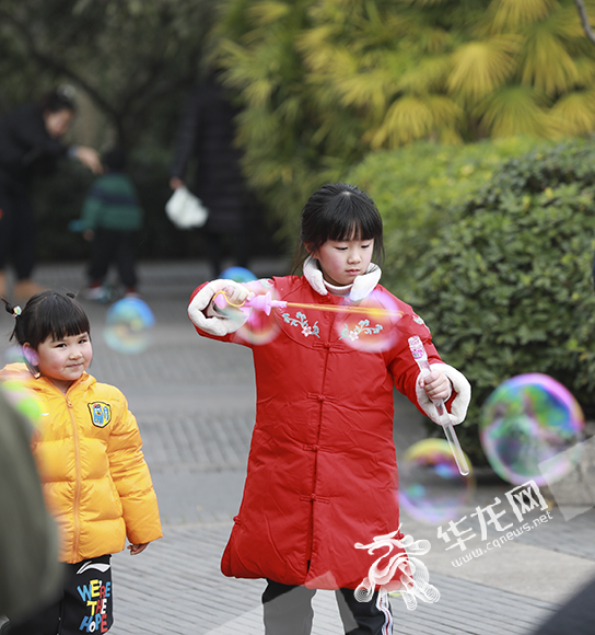 孩子们在公园游玩。华龙网-新重庆客户端 首席记者 李文科 摄