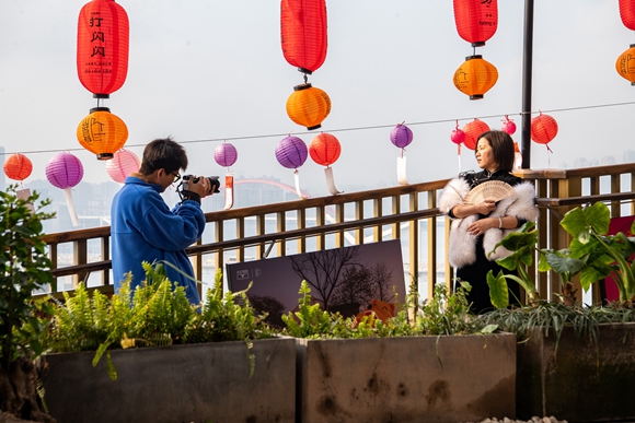 2月3日，游人在山城巷传统风貌区内拍照。