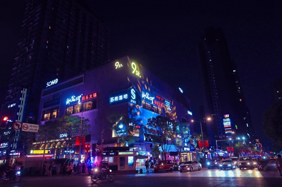 九街成重庆夜经济“代名词”之一。江北区商务委供图