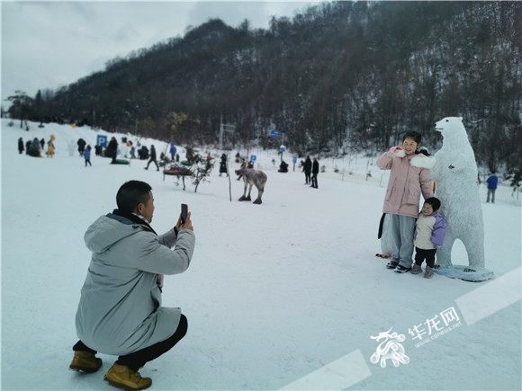 游客在红池坝景区玩耍。华龙网-新重庆客户端记者 冉长军 摄