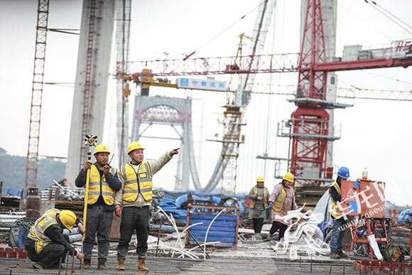 工人正在热火朝天地进行施工。华龙网-新重庆客户端 首席记者 李文科 摄