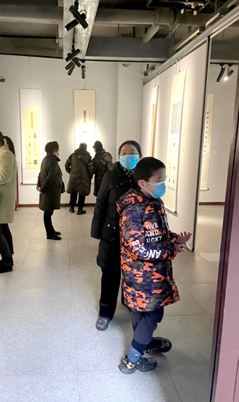 碧津美术馆吸引市民游客前来观展。渝北区文化旅游委供图 华龙网发