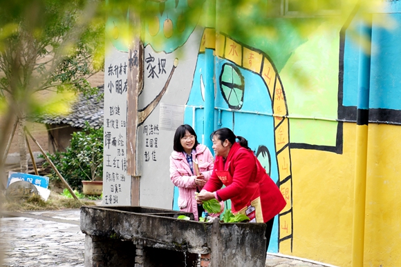 驻村第一书记杜晓睿（图左）在走访村民了解新年发展规划。特约通讯员 秦廷富  摄