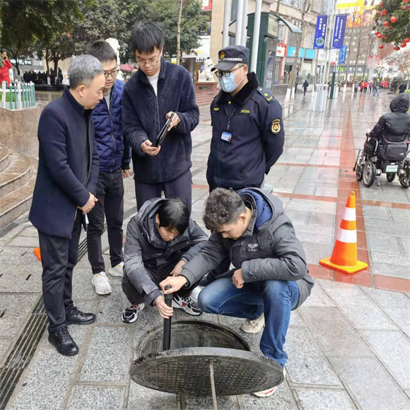 沙坪坝住建委对三峡广场排水管网开展有害气体检测。沙坪坝住建委供图 华龙网发