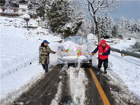 志愿者撒盐除雪。通讯员 杨靓 摄