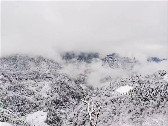 黔江迎来节后第一场大雪。通讯员 杨靓 摄