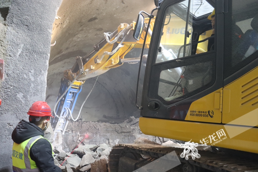 建设者们正使用专用设备掘进隧道 华龙网-新重庆客户端记者 董进 摄