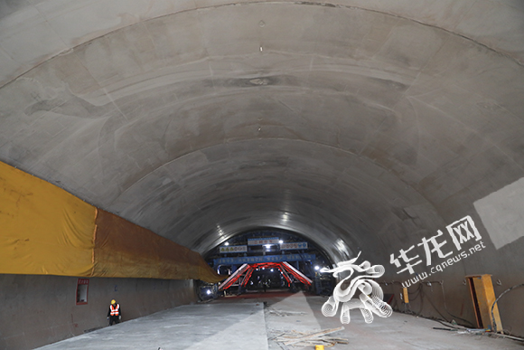 江南隧道主线全长5546.804米，双向六车道。华龙网-新重庆客户端 首席记者 李文科 摄
