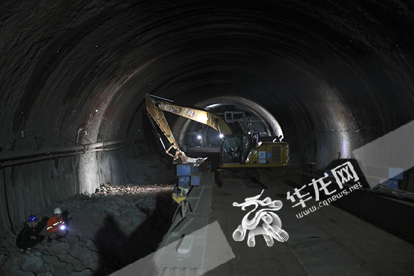 工人在江南隧道内有序施工。华龙网-新重庆客户端 首席记者 李文科 摄