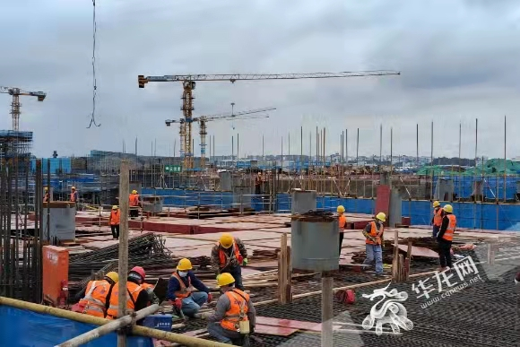 People are working on the site. 机场1