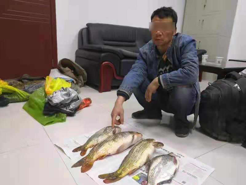 嫌疑人指认部分捕捞渔获物。警方供图