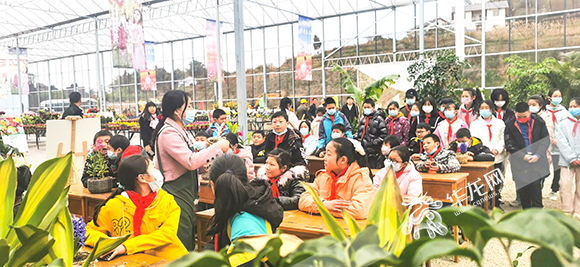 学生学习花卉知识。华龙网-新重庆客户端记者 王庆炼 摄