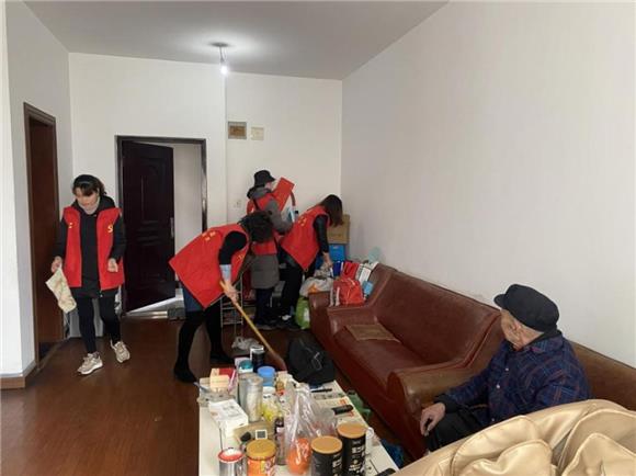 “红色先锋”志愿队队员积极地为老人打扫卫生。通讯员 张光艳 摄