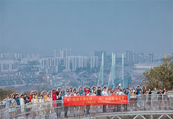 重庆城投建设公司在“三桥一隧”现场举行“渝”你相约秀巾帼，“城”其美丽展风姿主题活动。重庆城投建设公司供图 华龙网发