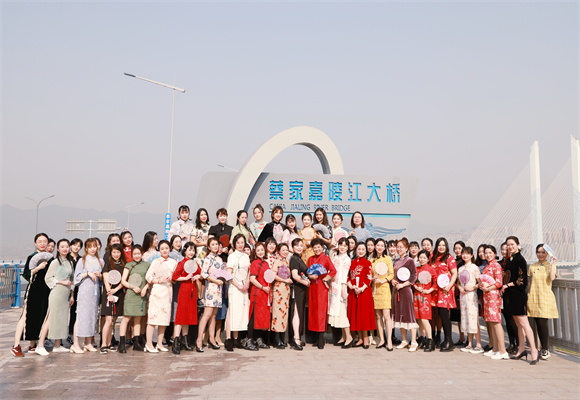 重庆城投建设公司的女职工身着旗袍在蔡家嘉陵江大桥打卡合影。重庆城投建设公司供图 华龙网发