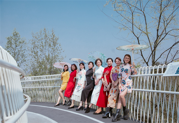 重庆城投建设公司的女职工穿旗袍在“三桥一隧”现场参加活动。重庆城投建设公司供图 华龙网发