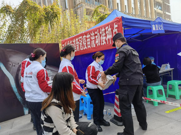 党员志愿者投身新冠疫苗接种志愿。江北城街道供图 华龙网发