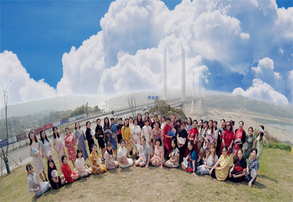 重庆城投建设公司的女职工身着旗袍重返“三桥一隧”现场。重庆城投建设公司供图 华龙网发