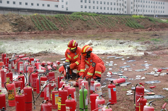 垫江县举行假冒伪劣消防产品集中销毁仪式。通讯员 任学亮 摄