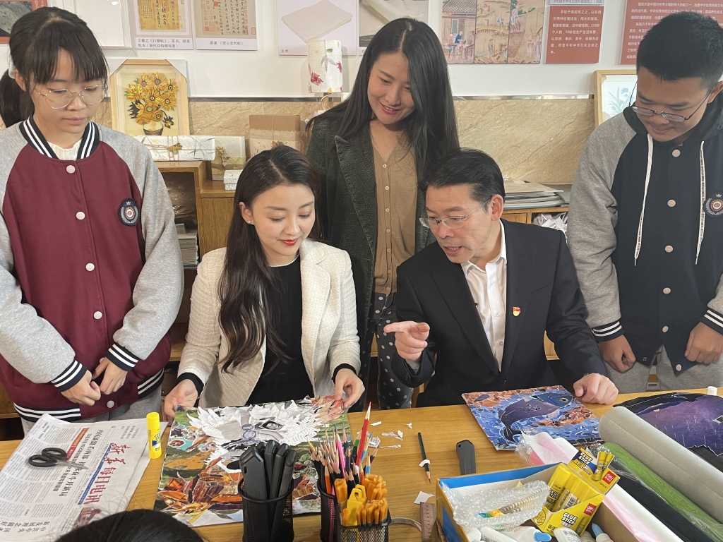 暨华中学校长杨华荣获全国美育示范校长称号