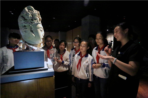 11学生在大足石刻博物馆参观。大足区委宣传部供图 华龙网发