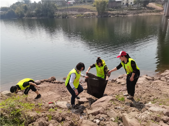 志愿者对河道内漂浮物和河道旁散落的垃圾进行清理。通讯员 陈勤 摄