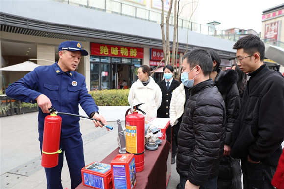 垫江县消防救援大队积极开展“3.15”消防产品宣传活动。通讯员 任学亮 摄