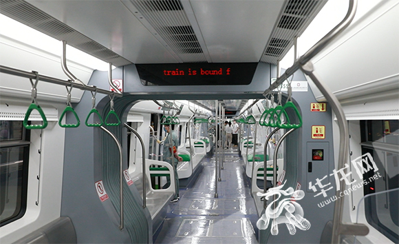 车厢连接处上方也增加了到站显示器。华龙网-新重庆客户端 首席记者 李文科 摄