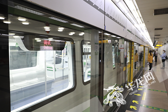 乘客在等车的时候也可以通过屏幕了解列车运行轨迹。华龙网-新重庆客户端 首席记者 李文科是和