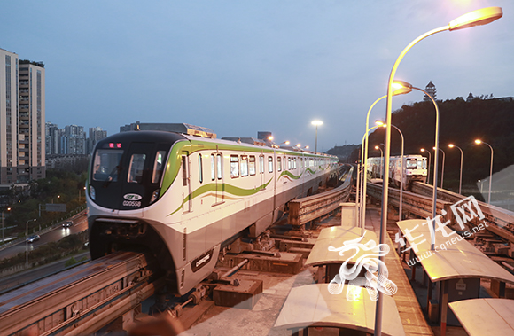 全新的单轨2号线8编组列车在进行空载调试。华龙网-新重庆客户端 首席记者 李文科 摄