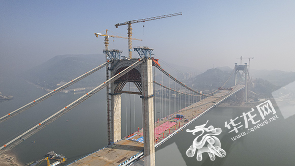 郭家沱长江大桥是国内最大跨度公轨两用悬索桥。华龙网-新重庆客户端 首席记者 李文科 摄
