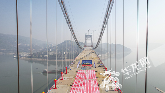 郭家沱长江大桥预计今年内将具备通车条件。华龙网-新重庆客户端 首席记者 李文科 摄