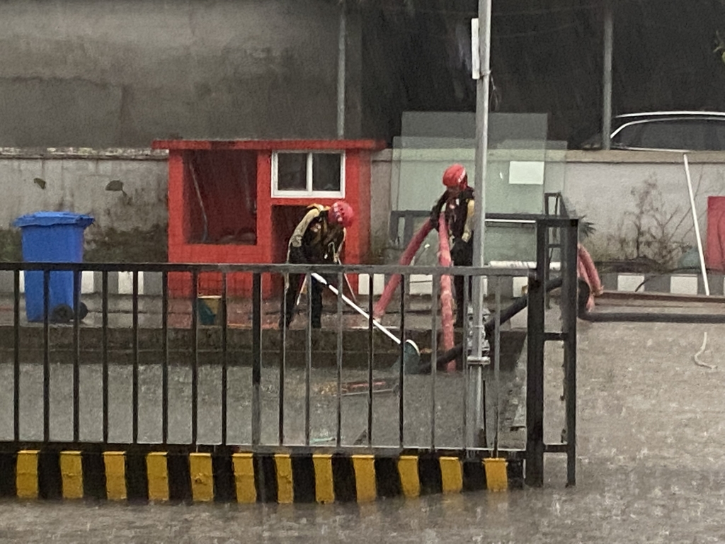0消防员冒雨排水。涪陵消防供图 华龙网-新重庆客户端 发