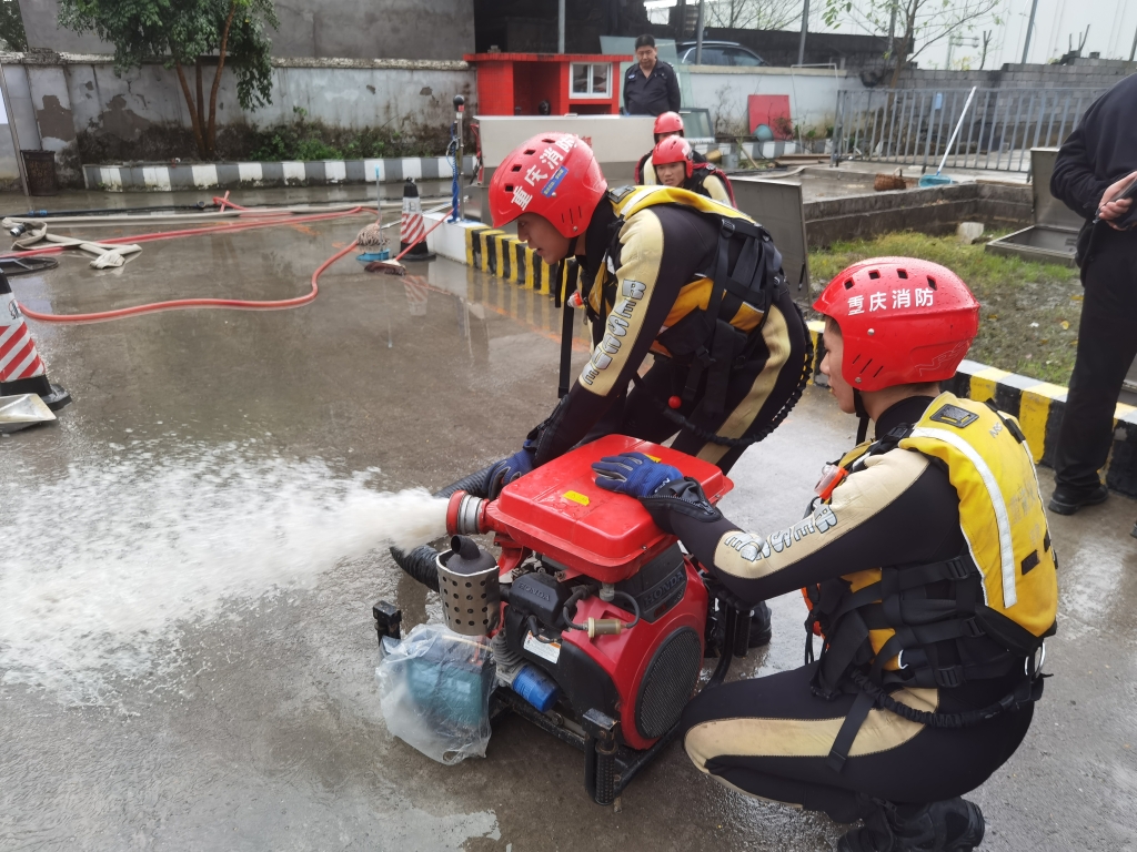 1消防员使用手抬机动泵排水。涪陵消防供图 华龙网-新重庆客户端 发