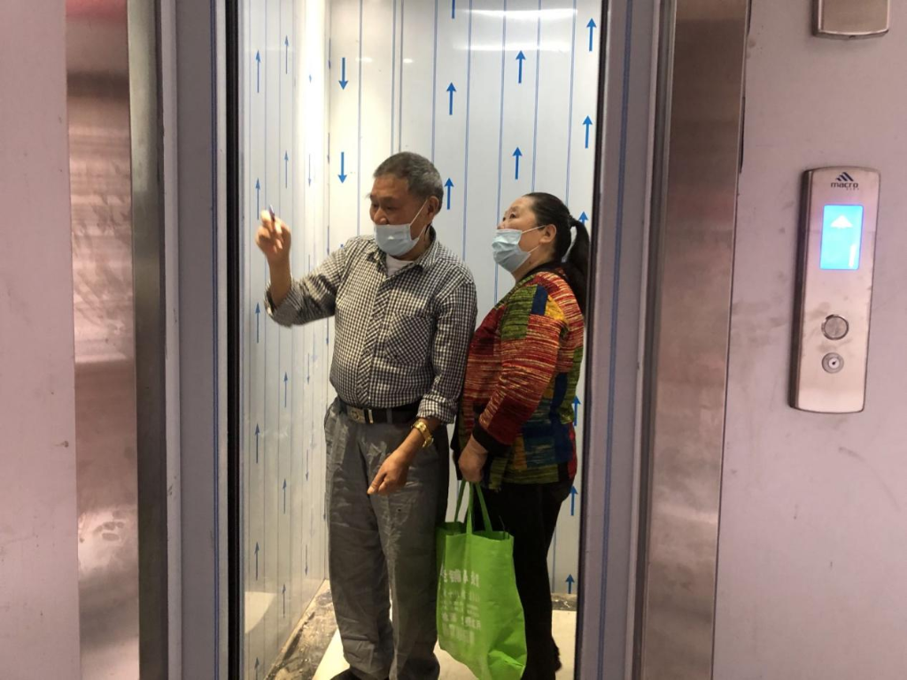 加装电梯后，居民们的日常出行更加便利。两江新区宣传部供图 华龙网-新重庆客户端发