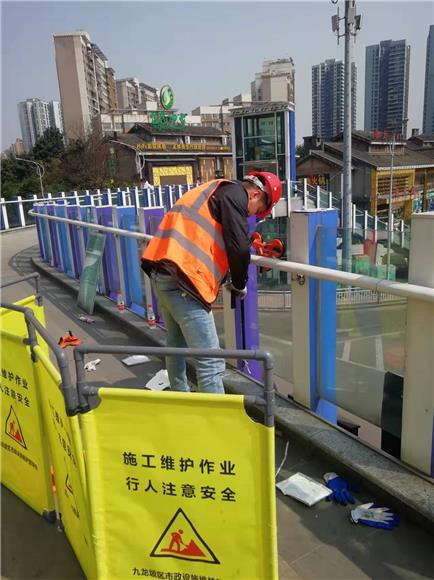 工人正在修护玻璃护栏。通讯员 邬继蓉 摄