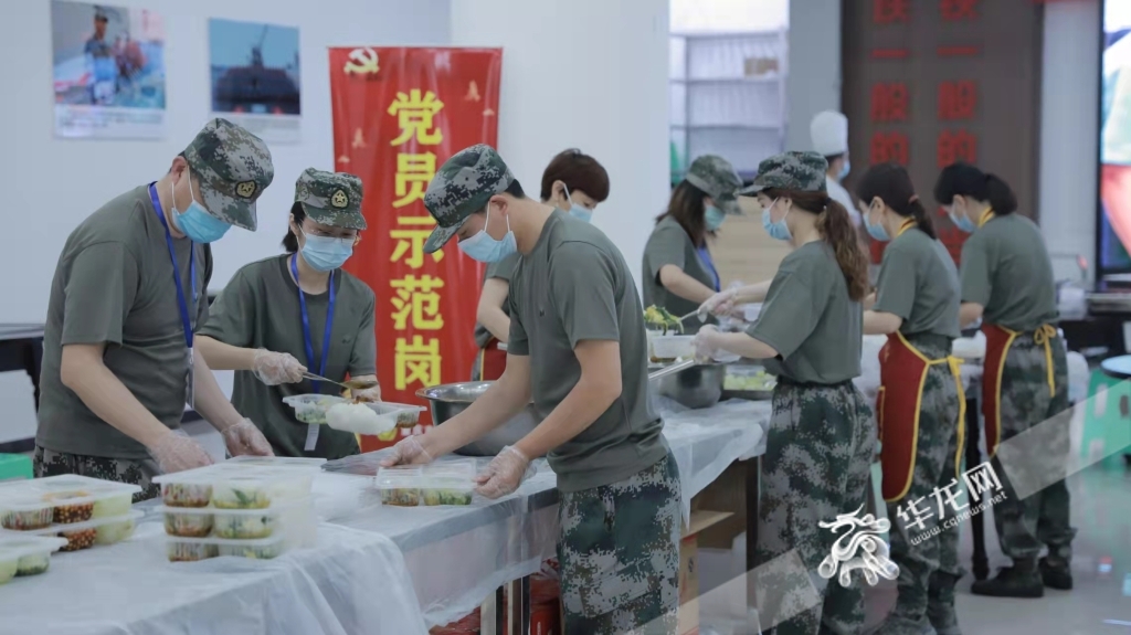 2军供站工作人员为新兵们准备热乎乎的饭菜。华龙网-新重庆客户端记者 陈洋 摄