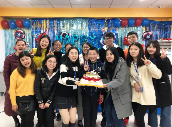杨小艺和同事们为孩子举办惊喜“生日会”。受访者供图 华龙网发