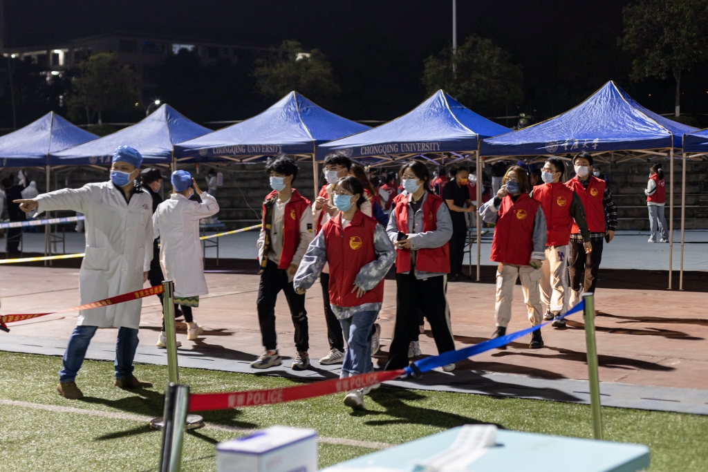 “疫情中重庆高校的志愿者身影。” 重庆大学供图