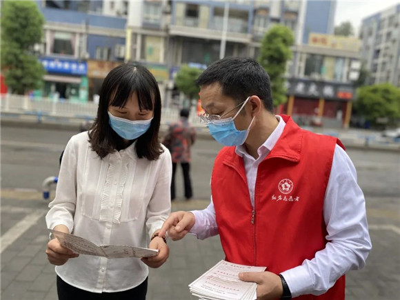 重庆好人杨强作为红岩志愿者开展抗疫知识宣传，讲解抗疫知识。