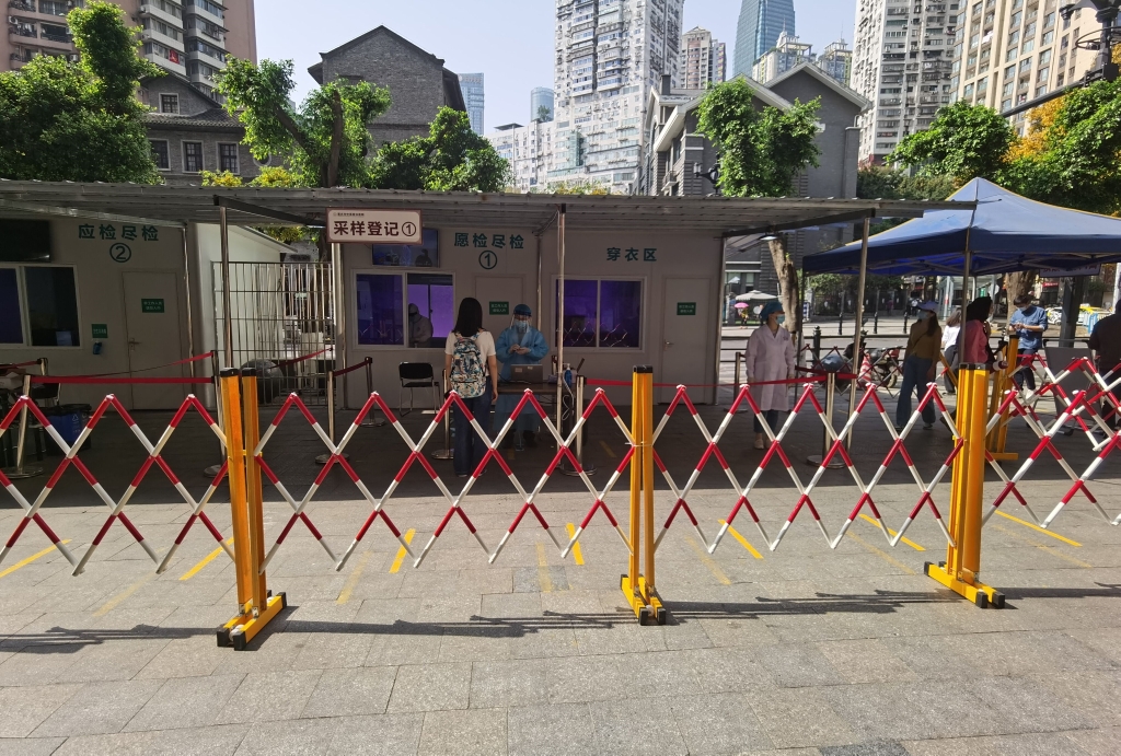 重庆市中医骨科医院保证2个固定采样窗口24小时开放。渝中区卫生健康委员会供图 华龙网发_副本